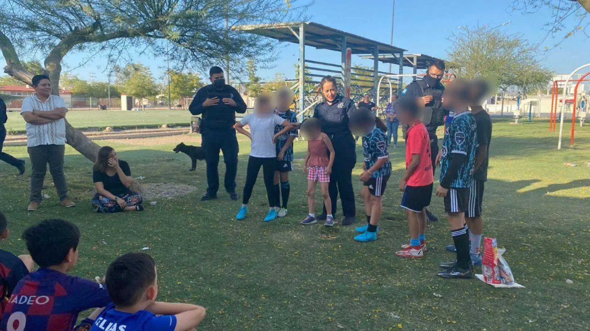 policías estatales en charla con niños